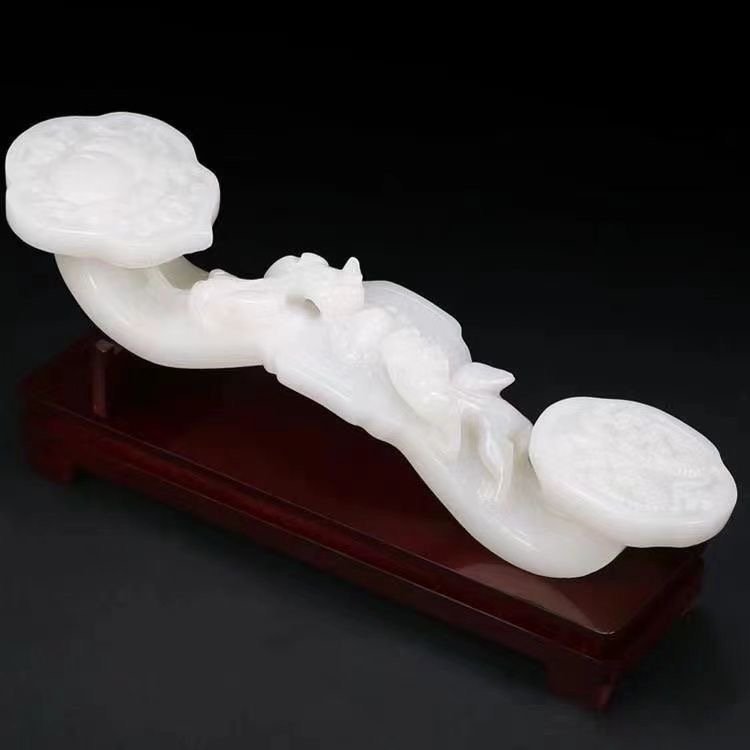 CHINESE JADE RUYI ORNAMENT WITH WOOD BASE - Image 5