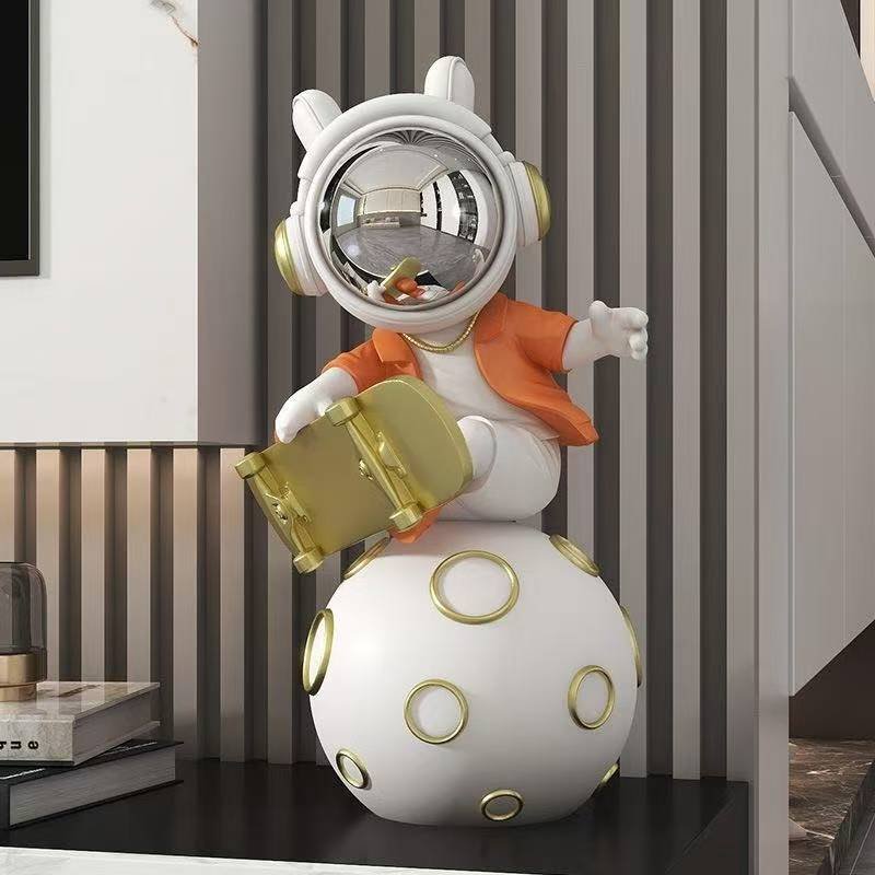 "Stellar Voyager" Astronaut Figurine: Chic Cosmic Decor