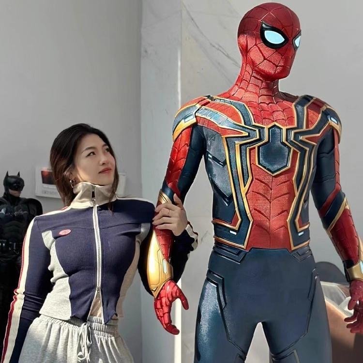 Life-Size Spider Man Statue– Iconic Marvel Display - Image 5