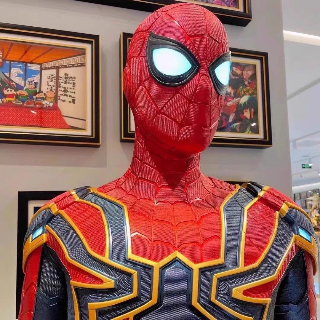 Life-Size Spider Man Statue– Iconic Marvel Display - Image 4