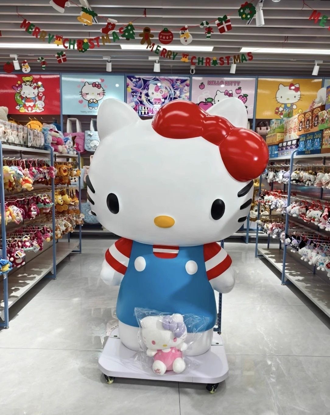 Life-size Hello Kitty Statue – Classic Cute & Eye-Catching Display - Image 7