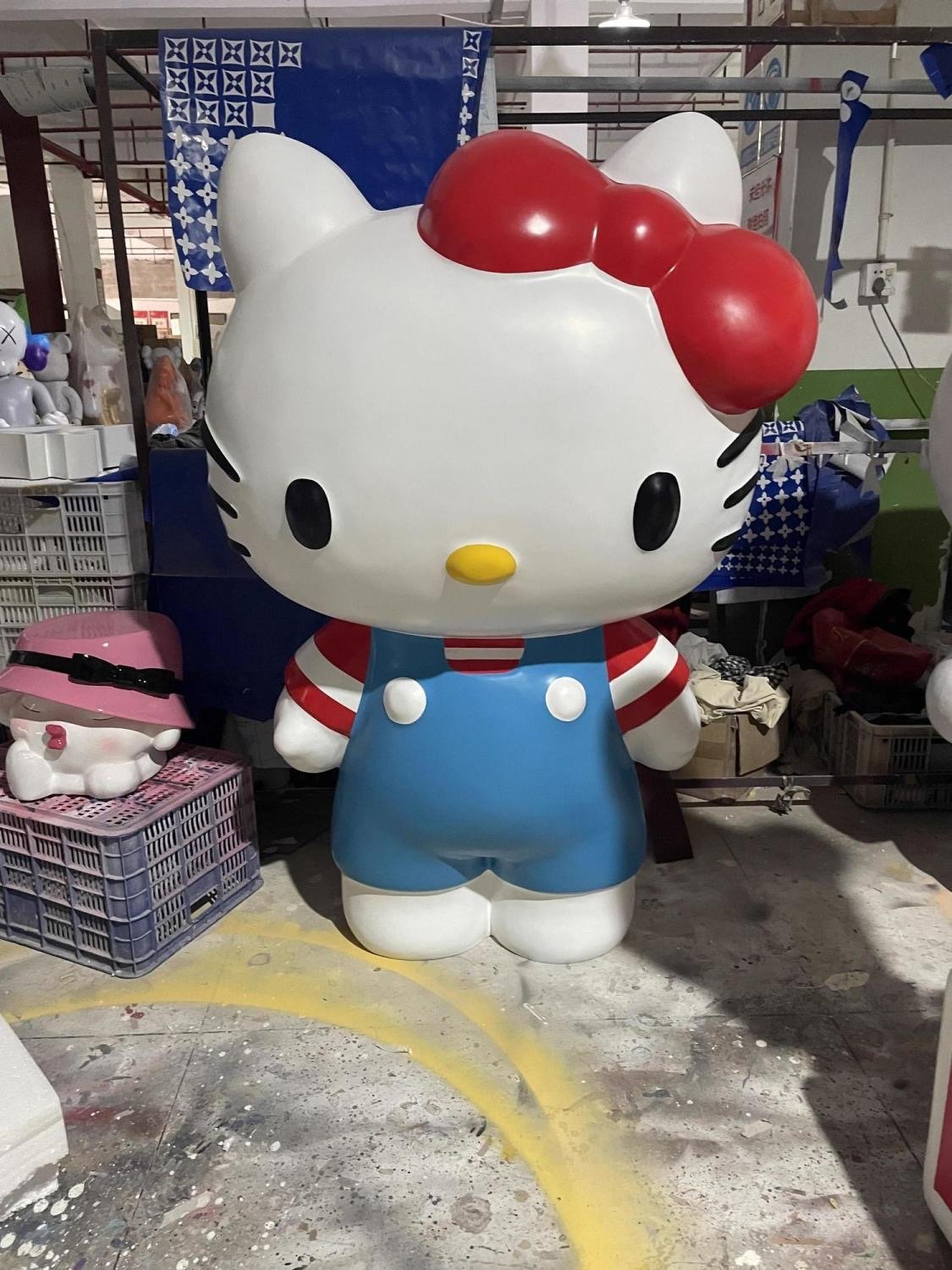 Life-size Hello Kitty Statue – Classic Cute & Eye-Catching Display - Image 6