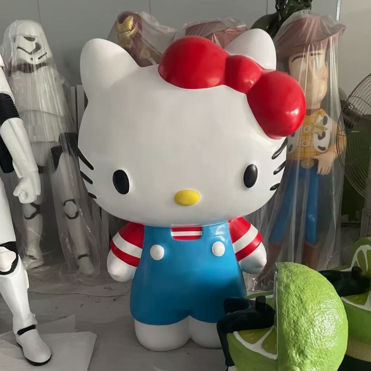 Life-size Hello Kitty Statue – Classic Cute & Eye-Catching Display - Image 5
