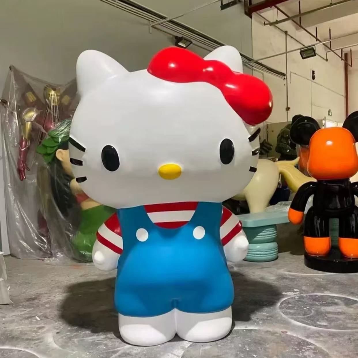 Life-size Hello Kitty Statue – Classic Cute & Eye-Catching Display