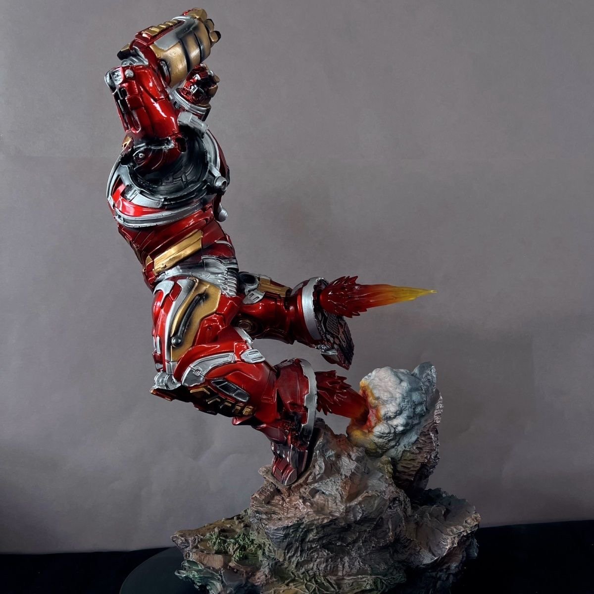 53 CM MK 44 Damage Edition Hulkbuster Armor Statue - Image 3