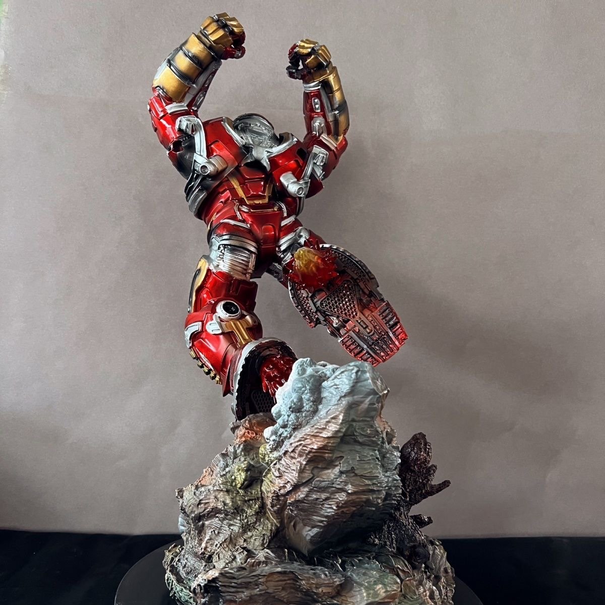 53 CM MK 44 Damage Edition Hulkbuster Armor Statue - Image 4