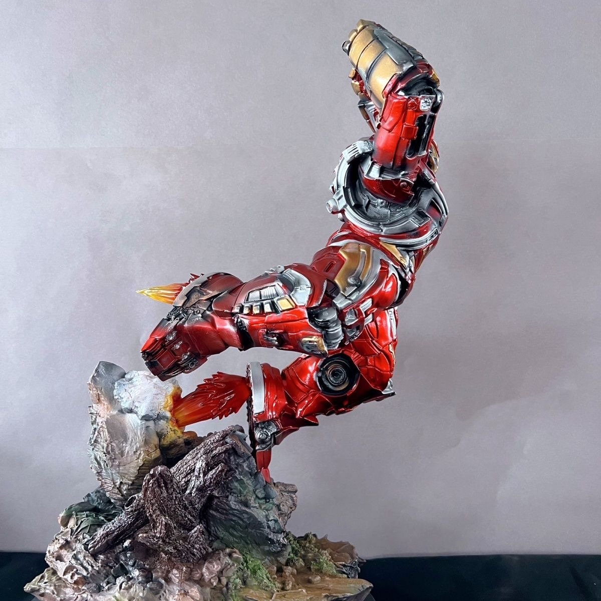 53 CM MK 44 Damage Edition Hulkbuster Armor Statue - Image 6