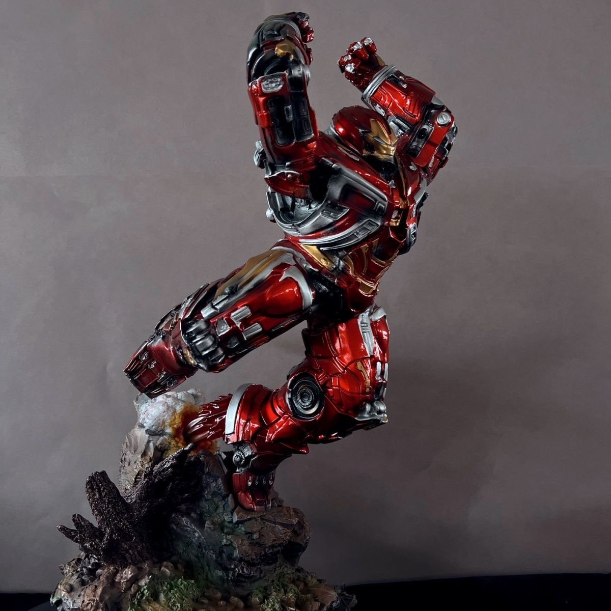 53 CM MK 44 Damage Edition Hulkbuster Armor Statue - Image 5